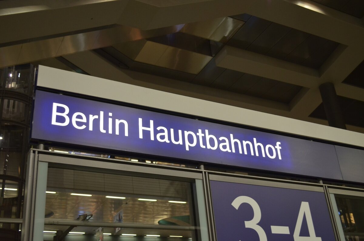 Табличка с названием станции традиционна для всего немецкого железнодорожья. :)