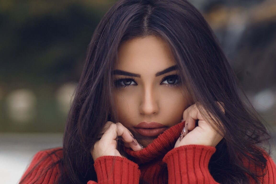 Красивая идея для фотосессии с темными волосами. Идея из открытого источника