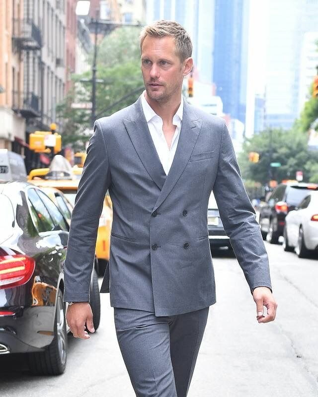 это швед. Но по чертам лица он не отличается от русского. А вот по стилю - да!