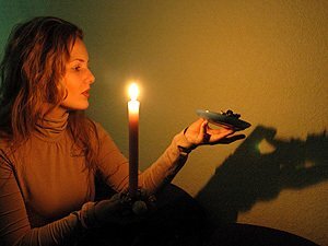 Очень важно использовать бумагу не плотного состава, иначе она вовсе может затухнуть и сочетание света и тени в помещении должно быть гармоничным, дабы увидеть тень от бумаги и как можно точнее разглядеть все тонкости, ведь в тонкостях хранится секрет гадания, только в них укрыто наше будущее.