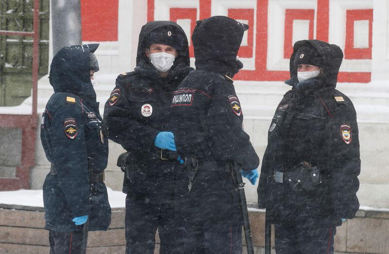 фото  Reuters. Полицейские в защитных масках во время патрулирования улиц в Москве