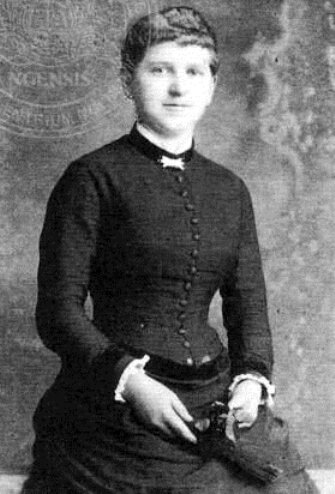 Клара Пёльцль в возрасте 20 лет. Фото: ок. 1880 г. Источник: Википедия