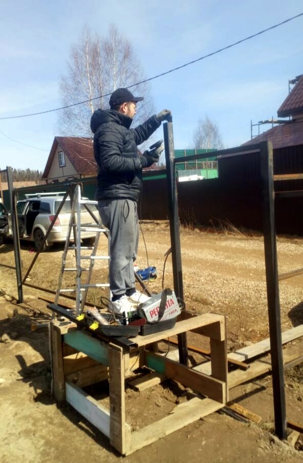 Муж в работе. Доделывает забор.