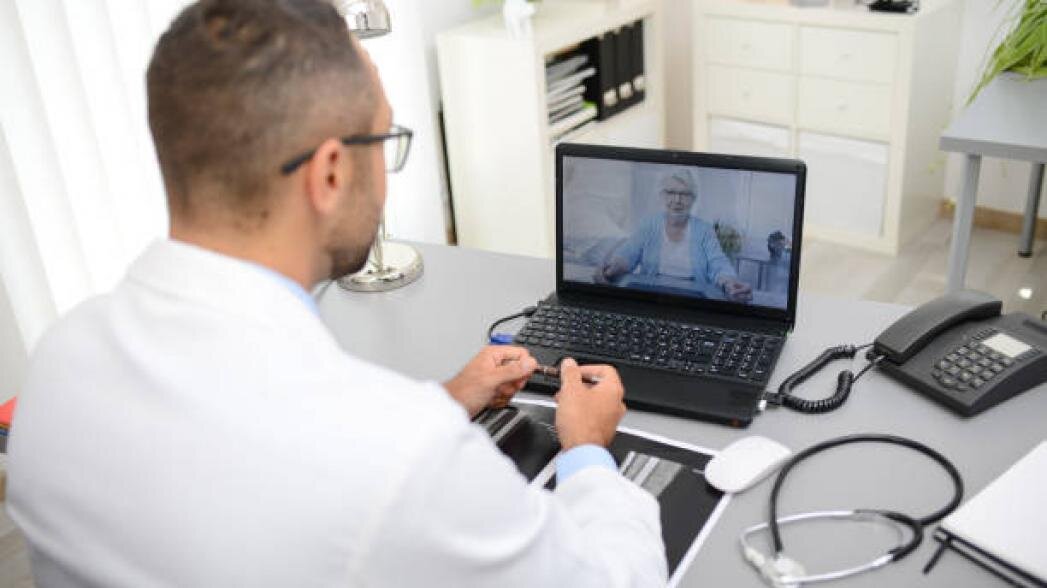 Даже пожилые люди освоили такой незаменимый сервис как онлайн-консультация