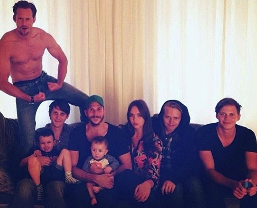 Скарсгард отец. Актерская семья скарсгард. Дети скарсгард стеллан скарсгард. Скарсгард братья и отец. Скарсгард с сыновьями.