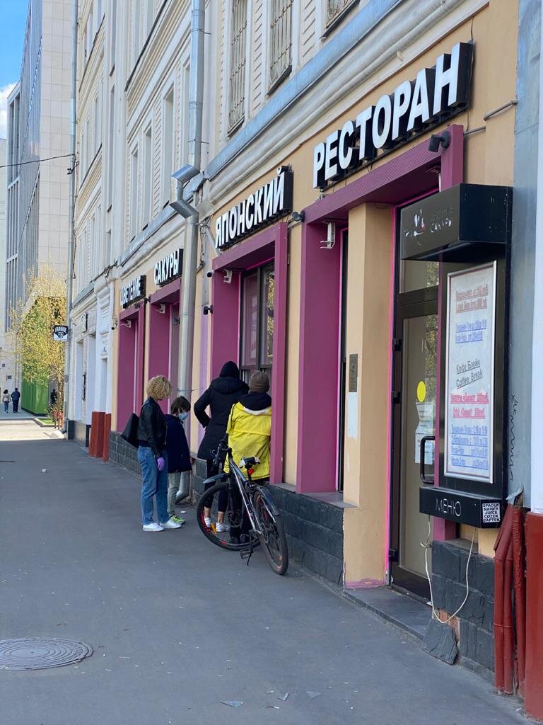 Курьер ожидает суши на вынос 