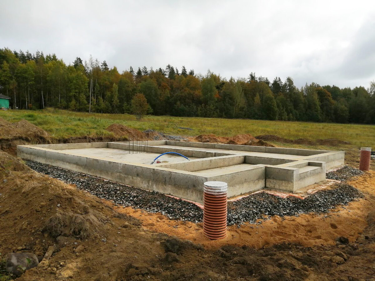 Начинаем строить дом из газобетона в марте 2020 года. Фундамент мы заливали в прошлом году. Дом будет двухэтажным.