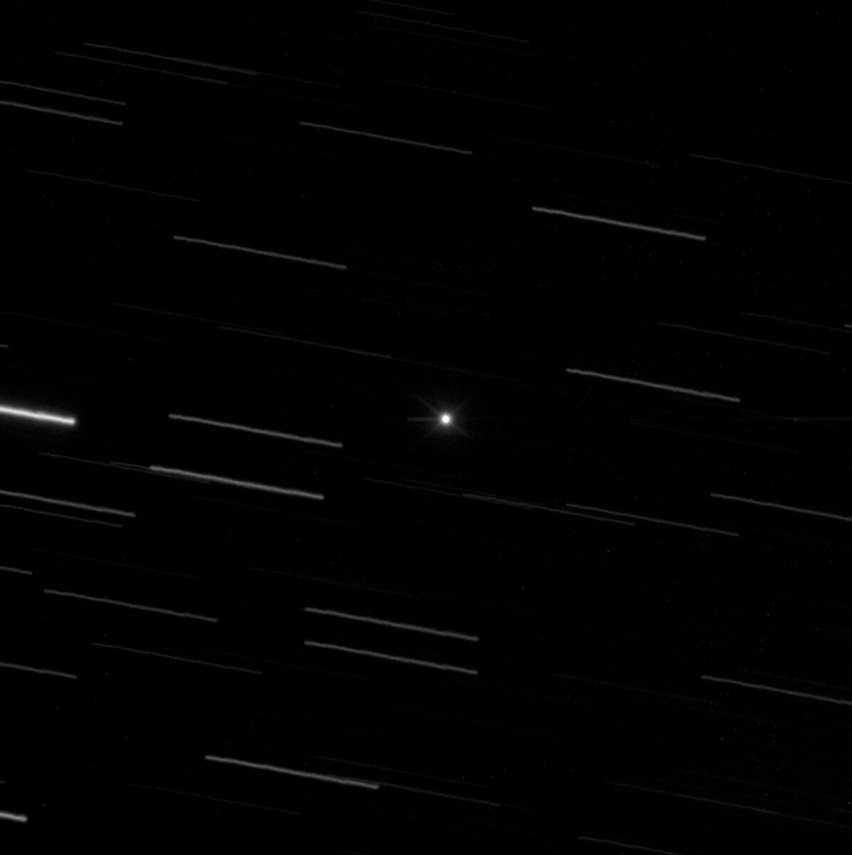 Телескоп был настроен на отслеживание движения астероида в течение 60 секунд (начиная с 28 сентября 2004 года, 23:34 UT), и поэтому изображения фоновых звезд в поле неба выглядят как длинные следы. Asteroid Toutatis with the VLT. ESO