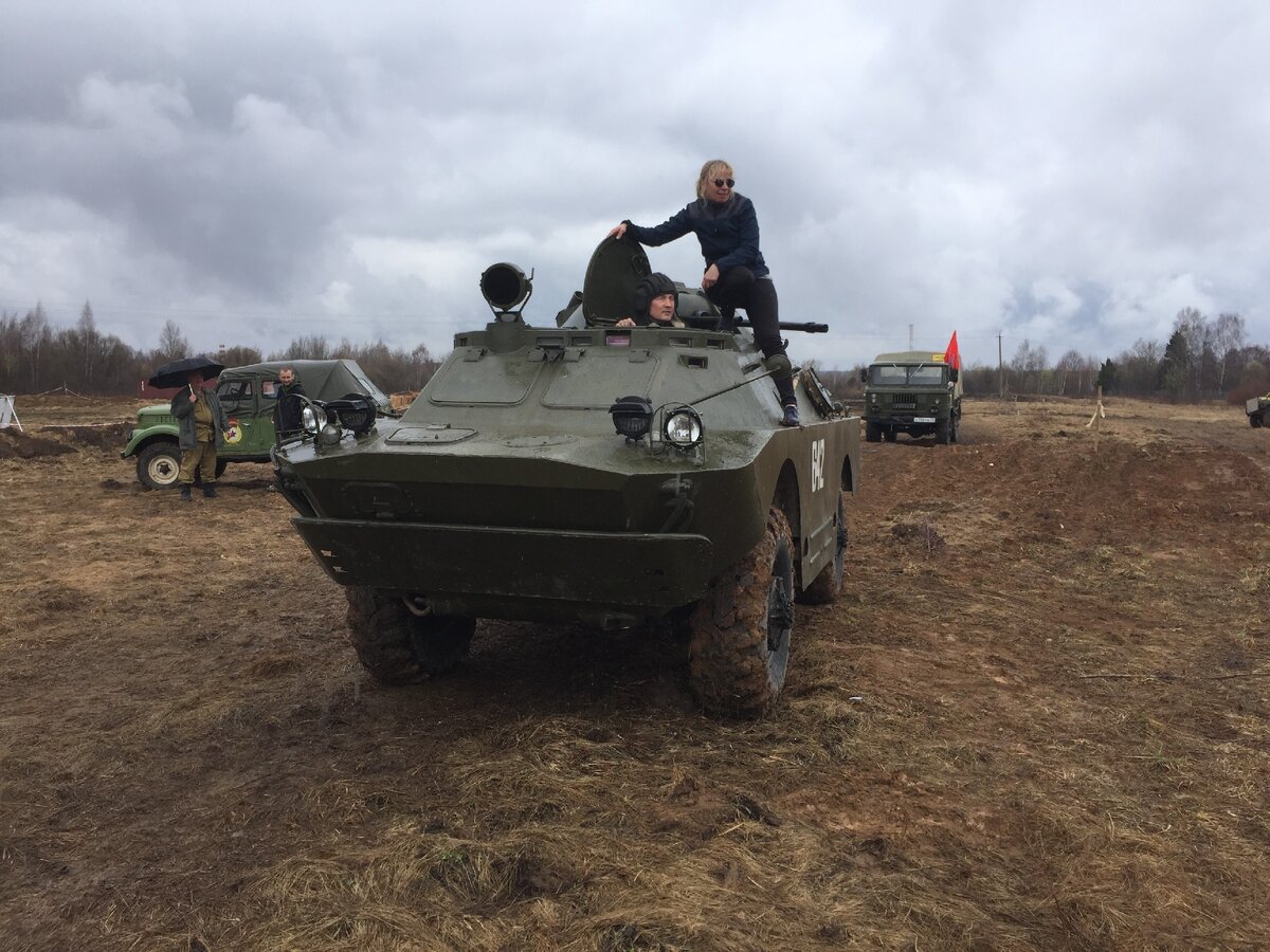 После мероприятия можно было сфотографироваться с участниками и военной техникой.