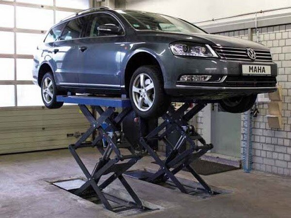 Ножничный подъемный стол легко может заменить классический автомобильный подъемник