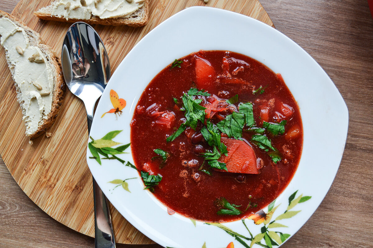 Борщ цвета свеклы. Борщ. Борщ с мясом. Красный борщ. Красивый борщ.