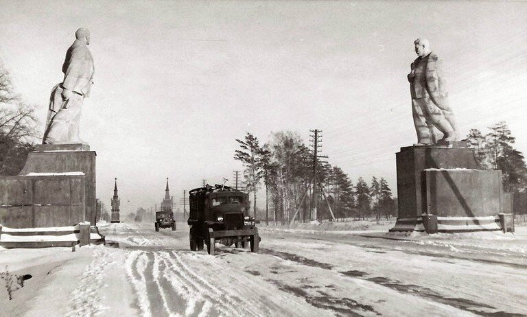 Статуи вождей стояли на въезде в Москву, в Дубне, в Сталинграде и в других городах.