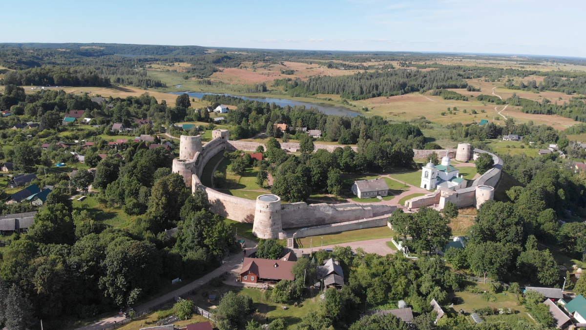 Изборск (Псковская область) / Вид с высоты птичьего полёта