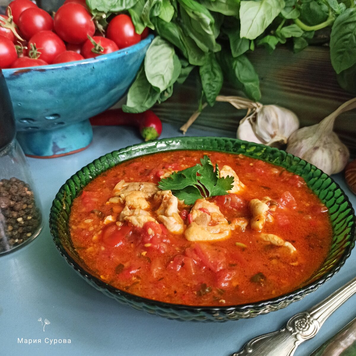 Курица тушится в соусе из помидоров, без добавления воды.