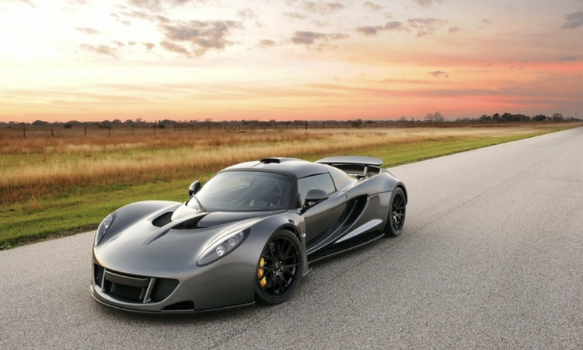 Начало нашего списка открывает надежный, крутой автомобиль Hennessey Venom GT. Его скорость достигает сумасшедших 435 км/ч! Этот гиперкар можно преобрести за 63 миллиона рублей. Это самая быстрая среди американских спорт машин. У автомобиля полностью карбоновый каркас из этого же материала изготовлены и все кузовные детали гиперкара, благодаря чему снаряженная масса автомобиля составляет всего 1338 кг. До 300 км/ч авто разгоняется за 9 секунд. Двигатель объемом 7 литров оснащен 7-ступенчатым роботом и мощностью до 1244 лошадиных сил. 