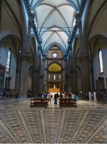 Узор ковра создает иллюзию, будто пол неожиданно проваливается.