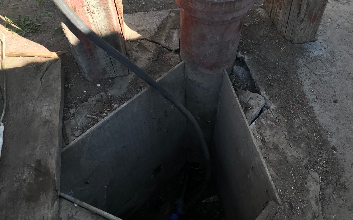 Яма для скрытия соединительных шлангов.