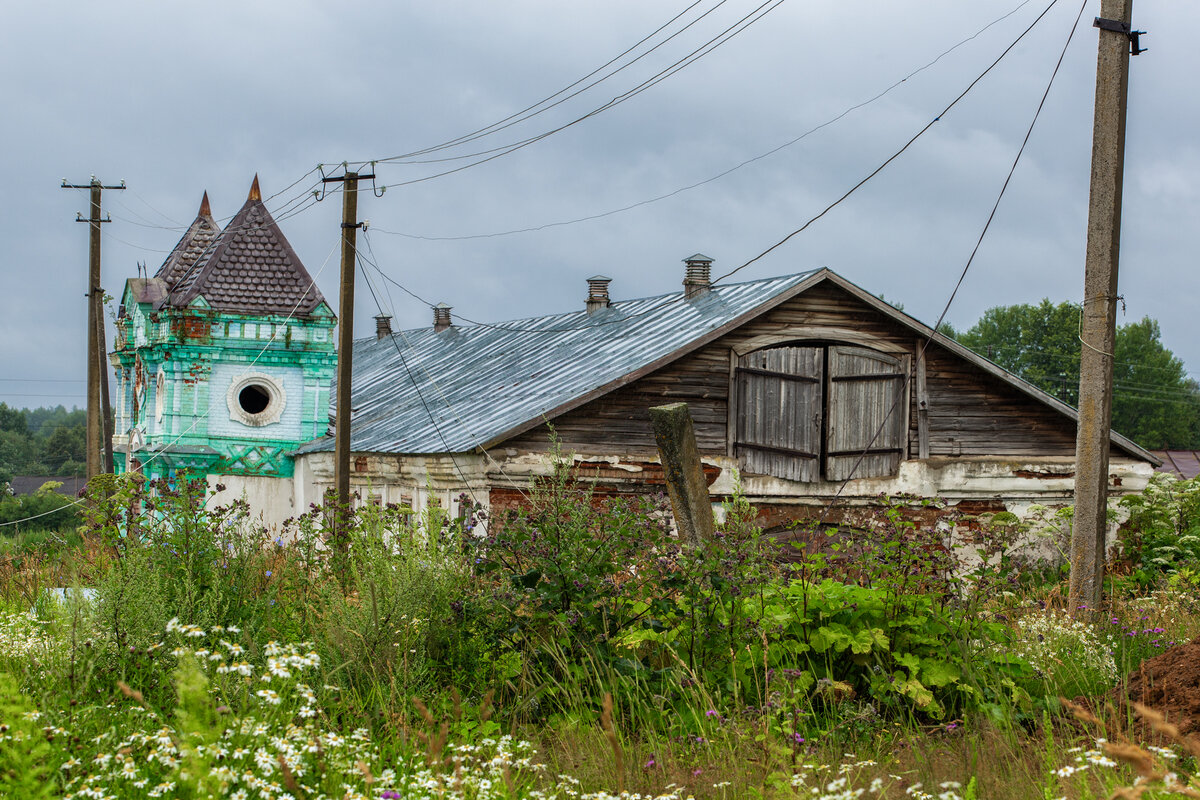 То ли дворец, то ли конюшня в глухих лесах Костромской области. Но выглядит  впечатляющее! | eka_zimina | Дзен