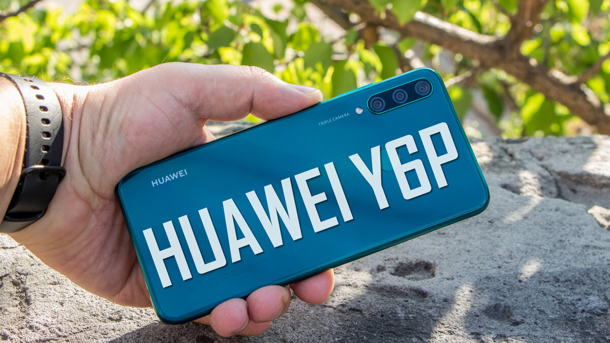 смартфон Huawei в руке