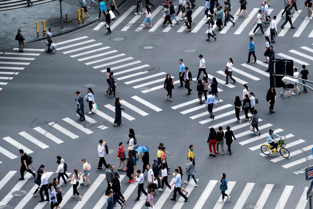 Пешеход. Люди на пешеходном переходе. Человек переходит дорогу. Человек переходящий дорогу.