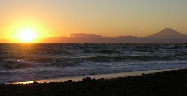 Вид на закат и Фудзи у побережья Тихого океана