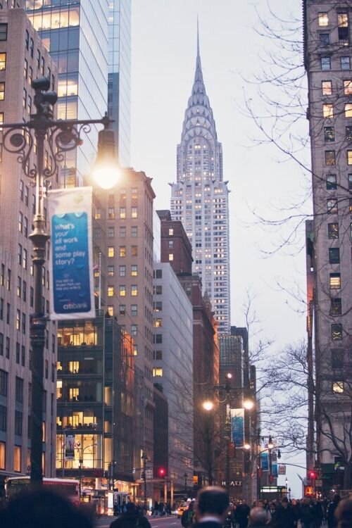 Орнамент башни Крайслер-билдинг повторяет мотивы дизайна колпаков на дисках колёс автомобилей марки «Крайслер» того времени. Это любимое горожанами здание в стиле арт-деко высотой 320 метров в течение 11 месяцев после завершения строительства в 1930 году являлось высочайшим в мире. В настоящее время оно на 90% является собственностью инвестиционного подразделения правительства Абу-Даби. А компания Chrysler с 2014 года находится под полным контролем итальянского концерна Fiat, выпускает легковые автомобили марок Chrysler, SRT, RAM, Dodge и Jeep.
