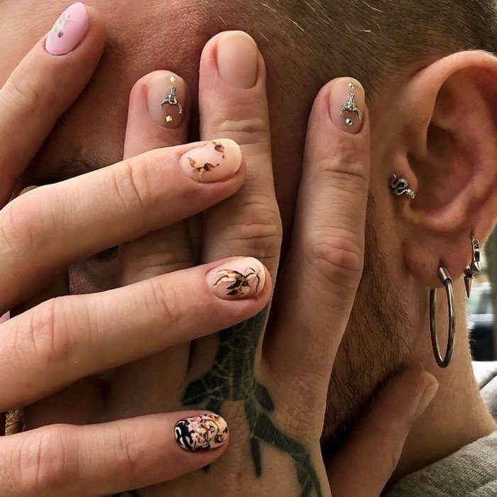 Мужской маникюр с цветными акцентами и объемными элементами дизайна