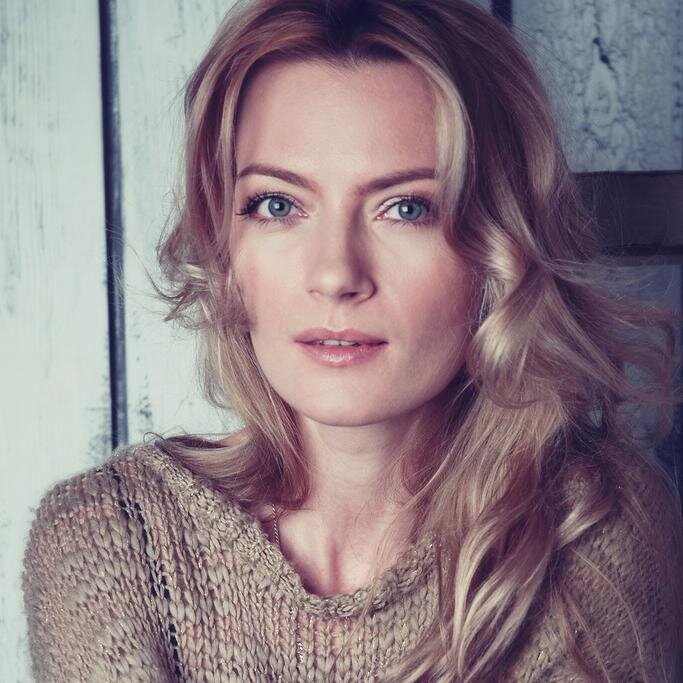 Романс "Вечер встречаю с тобой". 
Вечер встречаю с тобой,
Светит нам луна,
Встречаем город ночной,
Вижу твои глаза.

Вдыхаю грудью воздух осенний,
Ангел мой жалеет меня,
Вижу я судьбы узоры сплетений,
Плачут по любви небеса.

Посмотрел в глаза твои,
Мне ты улыбнулась,
Вижу я милые черты,
Судьба меня нежно коснулась.

В облаках грёзы мои,
Ветер ласково дует,
В печали я под луной,
Любовь на свете торжествует.

Амуры мне помахали в ночи
Своими руками,
Краса стоит вблизи,
Страсть между нами.

В моих снах одиноко иду,
Звёзды мигают мне,
Я мечту свою жду,
Блаженство в тишине.

Мои амуры торжествуют,
Вечер чарует нас,
Мои амуры танцуют,
Огонь любви не угас.

13.09.2017 год.