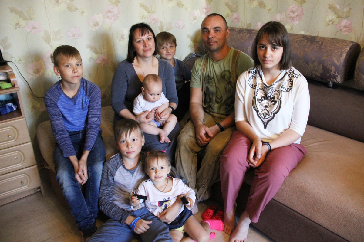 Многодетная семья. Многодетная семья в России. Семья Россия. Многодетная Российская семья. Забирают многодетных отцов