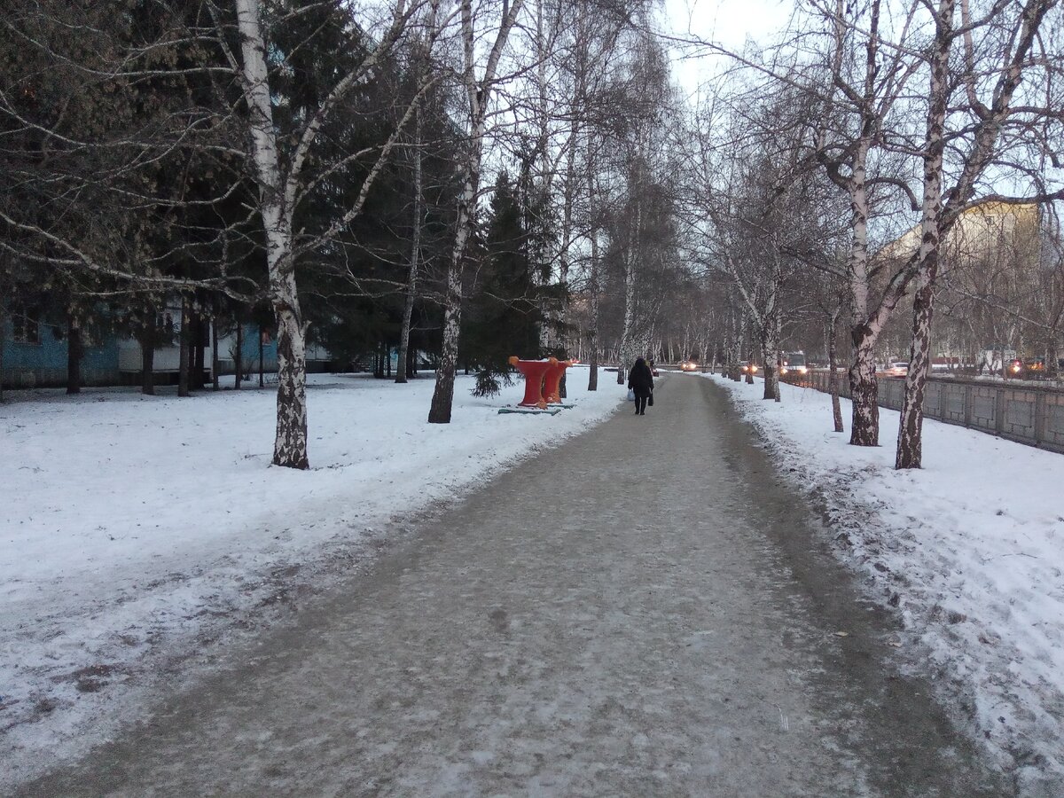 Та самая женщина, после того как я помогла ей подняться. Фото автора.