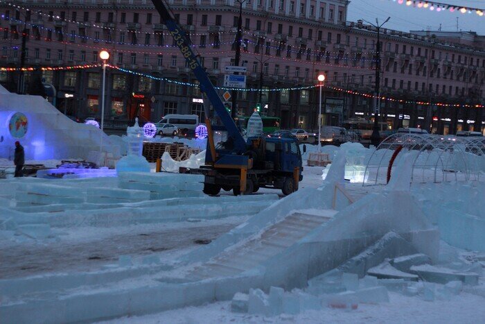 Горка на площади революции в Москве