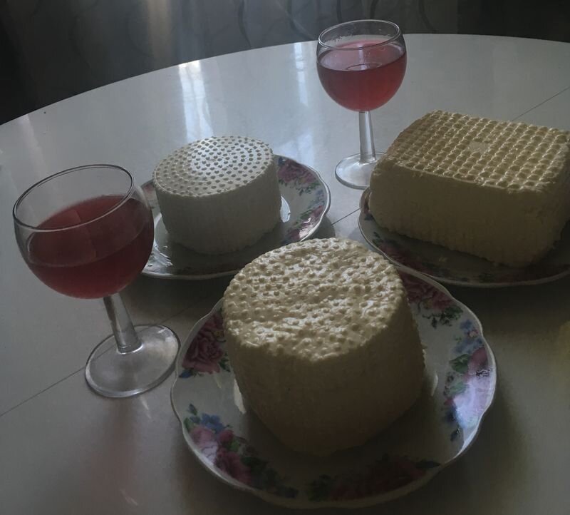 Собственные сыры и вишневый компот. 