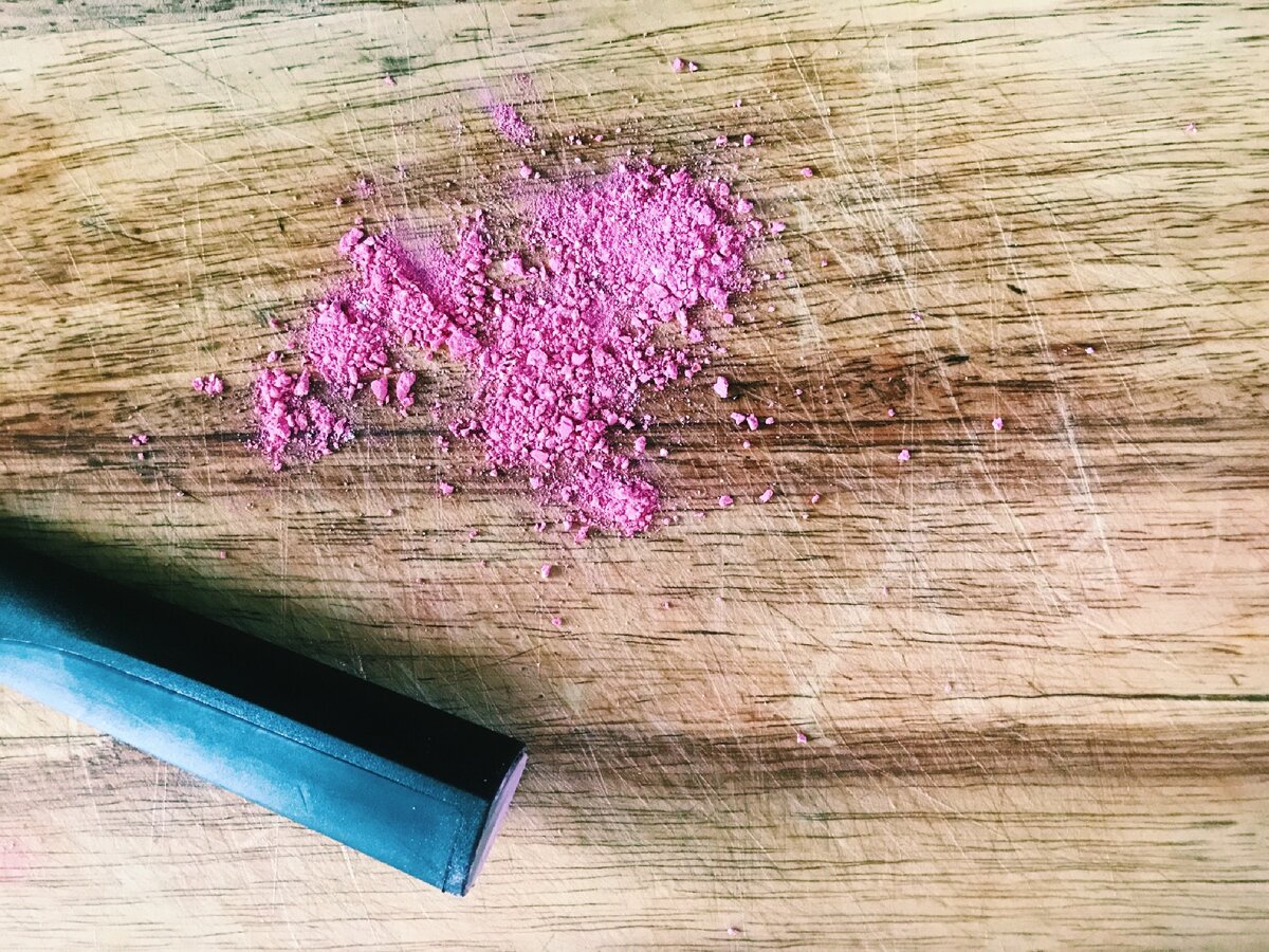 Я разрезаю на 4 части, а потом рукояткой ножа дроблю