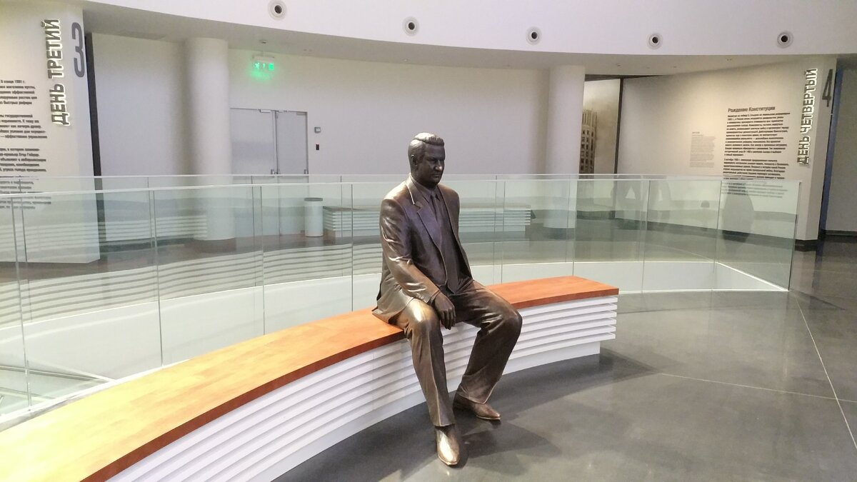 Рядом с бывшим президентом можно посидеть и подумать о жизни. Фото автора