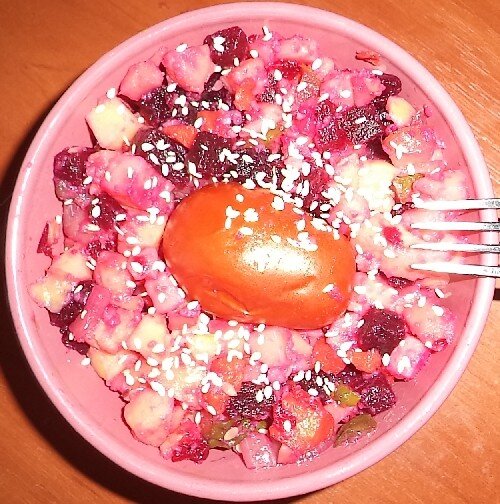  Без четверти четыре дня ела винегрет с оливковым маслом, посыпав его кунжутом. Заодно съела маринованный помидор своей засолки.