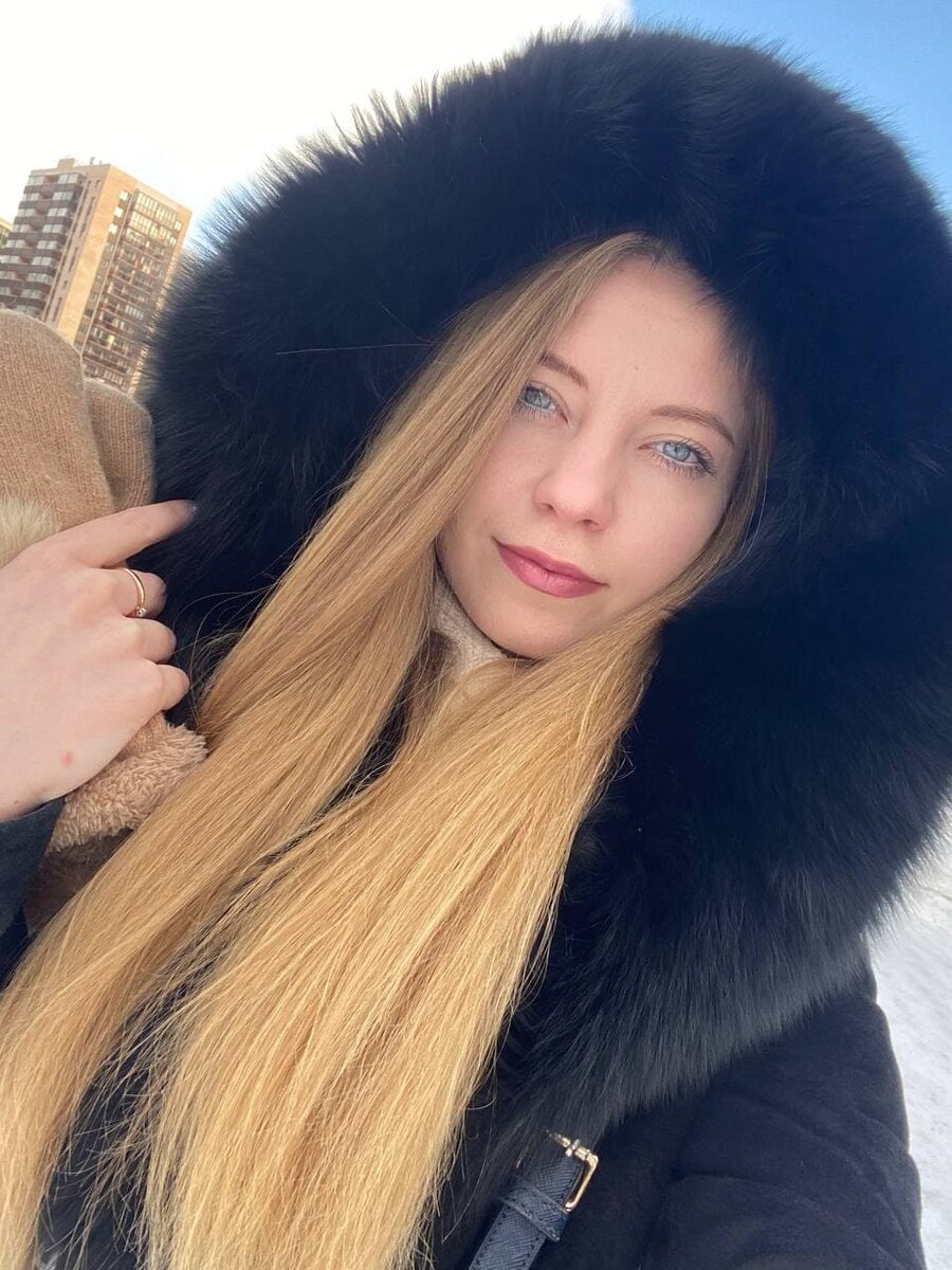 На лице нет тональника, только питательный крем, за 20 минут перед выходом)) По красному носу это видно)