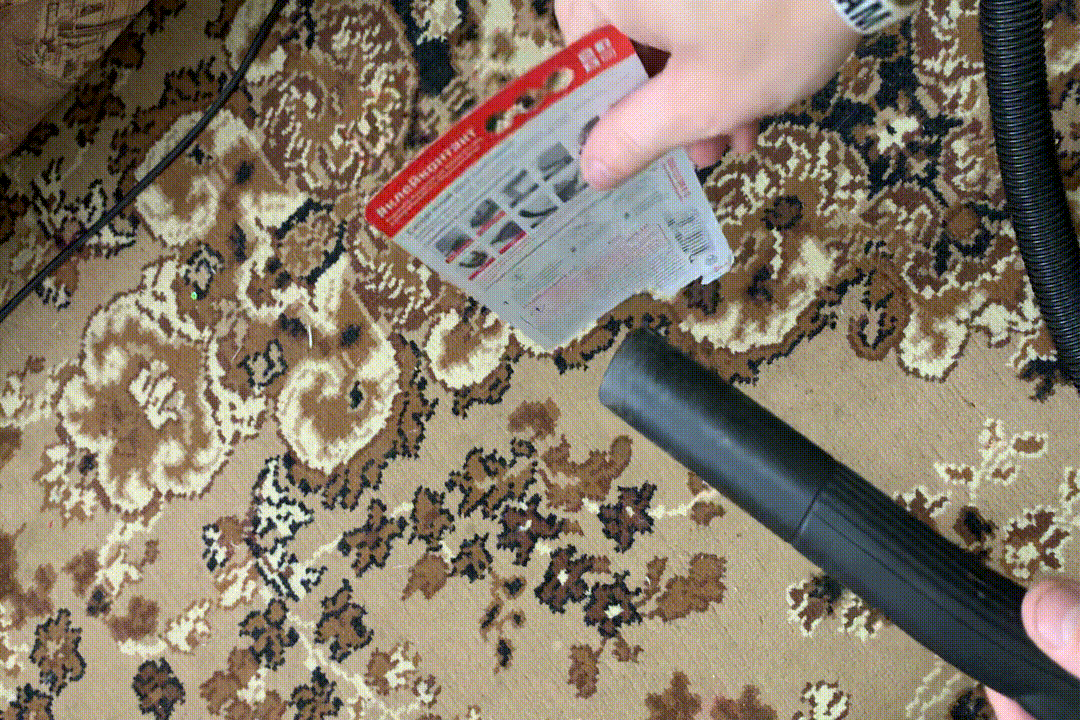 Картонку уже притягивает заметно сильнее.