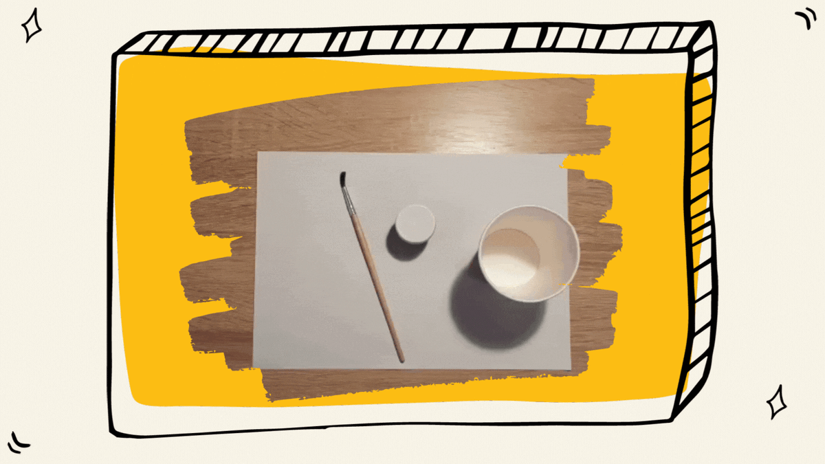 Закрасьте стаканчик черной или темно-коричневой гуашью.