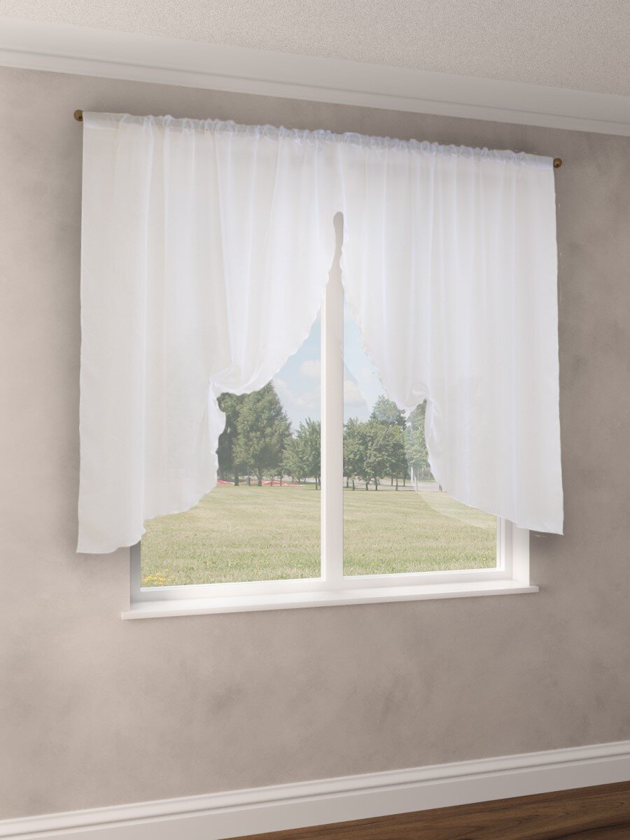 Короткий тюль визуально расширяет помещение и создает ощущение легкости