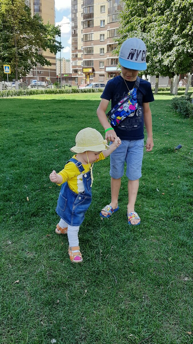 Мои дети, сын поддерживает сестренку, так как она только начинает ходить.