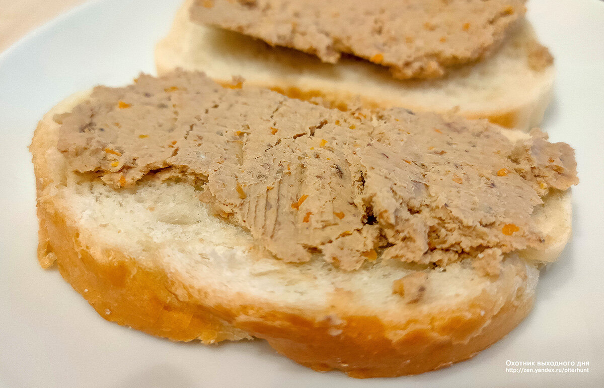 Масса почти однородная, но игридиенты (например, морковь) всё еще различимы.