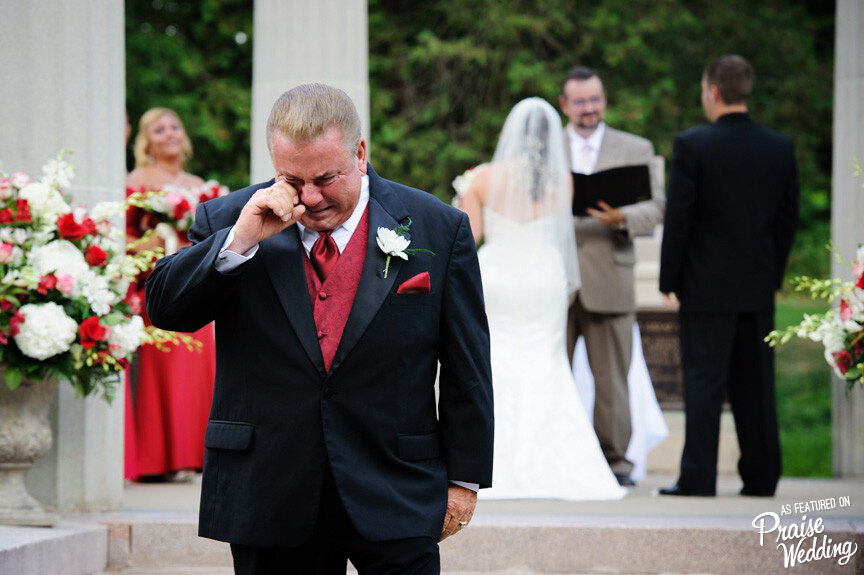 Плачущий жених. Невеста плачет на свадьбе. Отец невесты на свадьбе. Папа на свадьбе дочери. Папа невесты плачет на свадьбе.