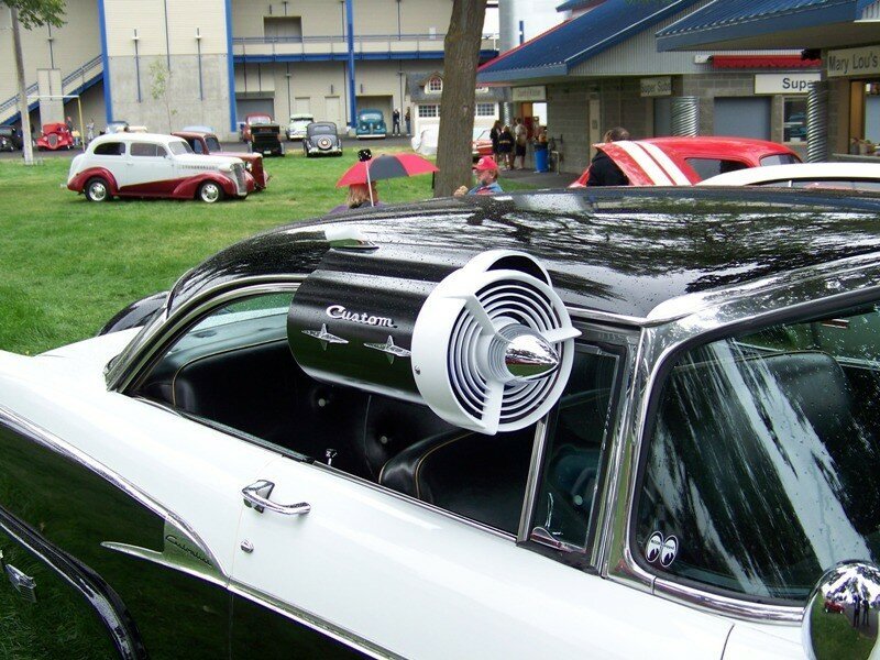 Первые виды кондиционера, внутрь заливалась холодная вода и при движении поток ветра проходил через этот агрегат и охлаждал воздух в салоне