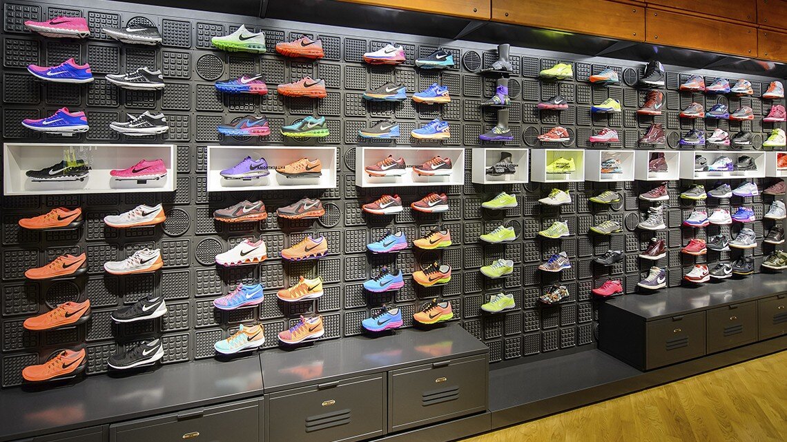 Фабрика спортивной обуви. Кроссовки магазин. Магазин кроссовок найк. Ассортимент спортивной обуви. Magazik krasofki.