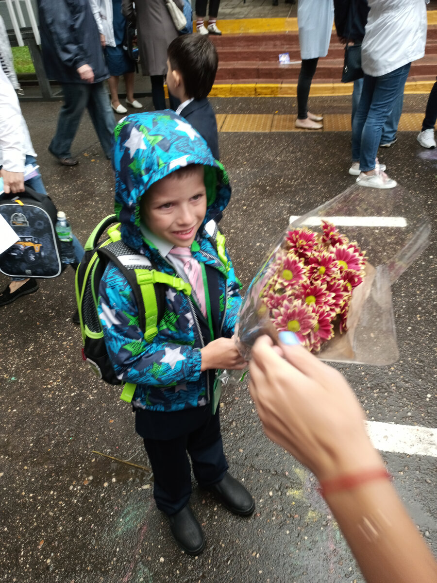 Мой младший сын Марк и  ̶в̶е̶н̶и̶к̶ милый букет, который он вручит учительнице