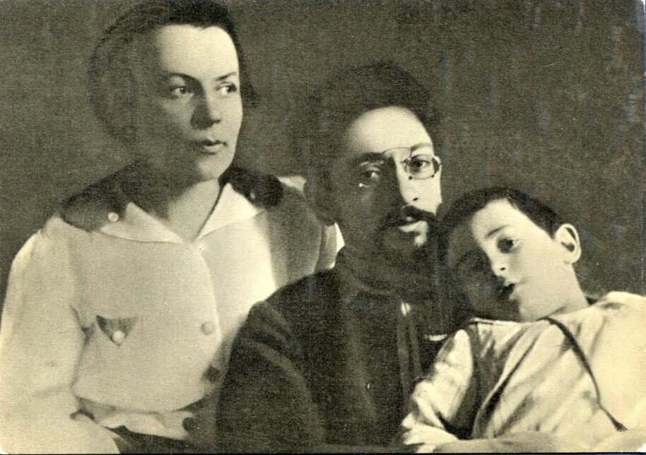 Я.М. Свердлов и К.Т. Свердлова (Новгородцева) с дочерью Верой. Осень 1918 года.