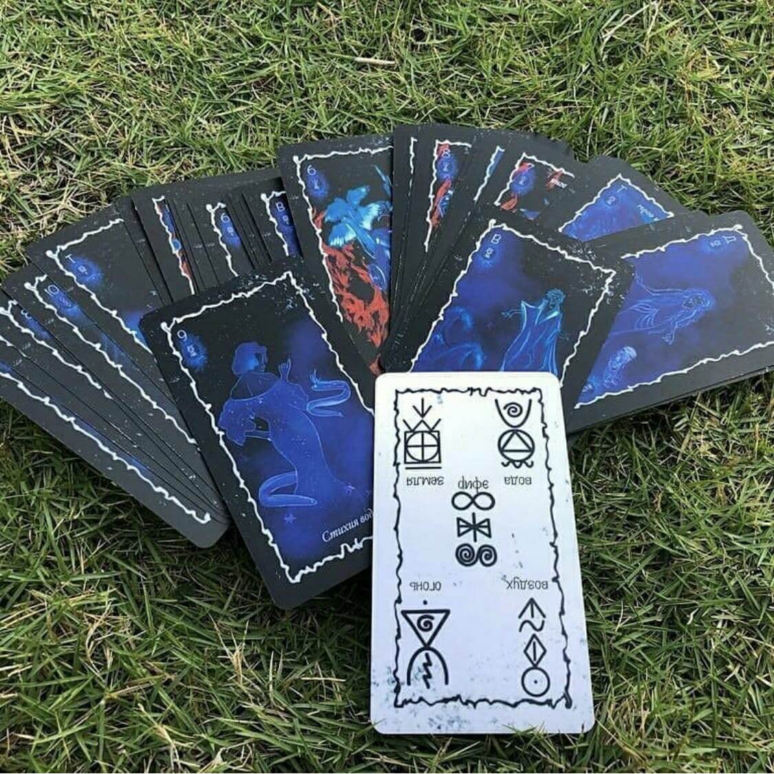 Авторская колода Светланы Леймах «Пять Стихий». Сила энергии Стихий - это Вселенская сила созидания и разрушения. Это вибрации жизни от самых низких, разрушающих, до самых высоких, созидающих. Колода «Пять Стихий» - это Инструмент, полученный через работу со Стихией эфир, в медитативном состоянии. Через колоду Маг получает сонастройку со Стихиями и может совершенно безопасно для себя использовать могущественную силу энергии Стихийной Магии.