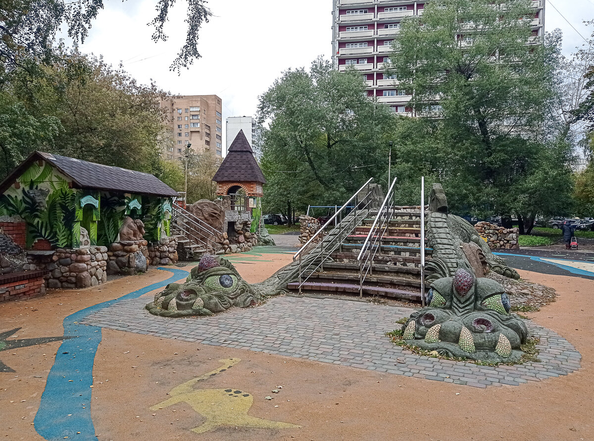 Необычная детская площадка, "с драконом и динозаврами". Москва. Фото автора статьи (ещё 4 фото)