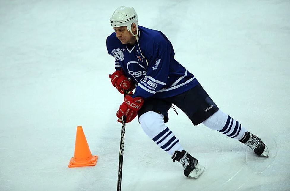 Отцу 55, но даром спортивное детство не прошло. Осталась хорошая привычка