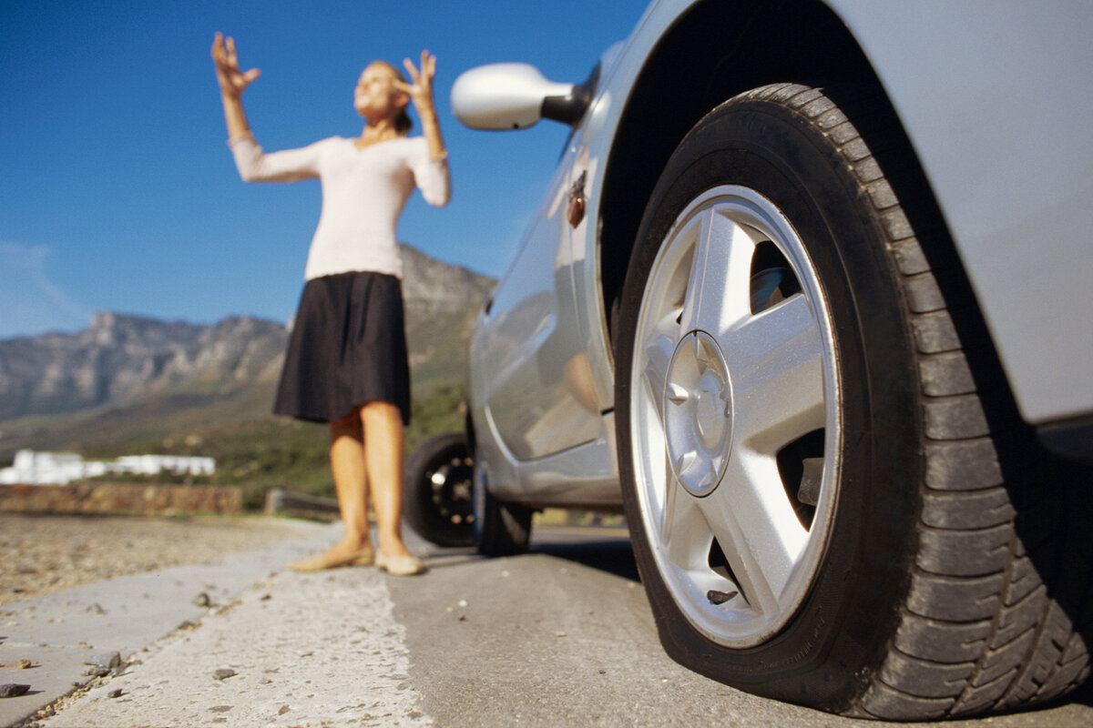 анекдот ни в пи ни в красную армию. меняю колесо а стал бы гинекологом. меняю колесо а стал бы гинекологом. помог на дороге она отблагодарила. в россии мужчины меняет колесо.